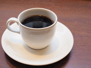 白いマブカップに注がれたブラックコーヒー