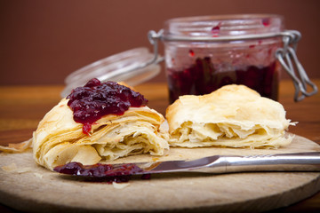Französisches Frühstück, Croissant mit Kirsch-Marmelade