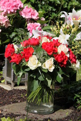 Grab mit vielen bunten Blumen und Laterne geschmückt