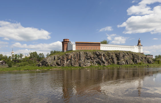 Верхотурский Кремль на берегу реки Тура. Верхотурье.
