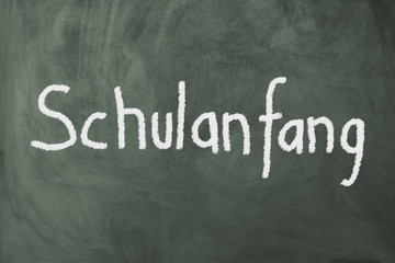 Fototapeta premium ein Text für die Einschulung steht auf einer Tafel