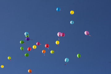 palloncini leggerezza nel cielo - obrazy, fototapety, plakaty