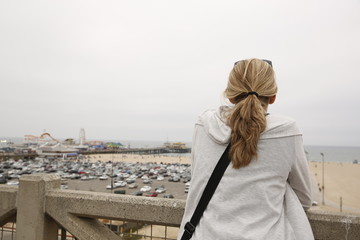 Mujer observando la playa de Santa Mónica en Los Ángeles.