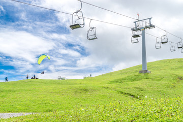 Gleitschirmflieger und Sesselbahn in Österreich