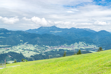 Gleitschirmflieger und Sesselbahn in Österreich