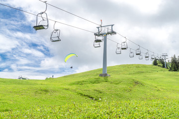 Gleitschirmflieger und Sesselbahn in Österreich