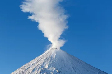 Papier Peint photo Lavable Volcan Paysage du Kamtchatka : volcan Klyuchevskoy actif, vue du sommet d& 39 une éruption volcanique : émission du cratère du volcan panache de gaz, vapeur, cendres. Région du Kamtchatski, groupe de volcans Klyuchevskaya
