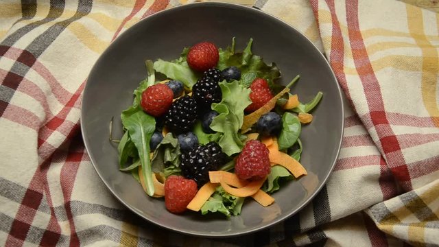 Karışık meyveleri salata Insalata ai frutti di bosco Ensalada con mezcla de bayas Salat mit gemischten beeren Salade de petits fruits m&eacute;lang&eacute;s Salade met gemengde bessen Salad with mixed berries 