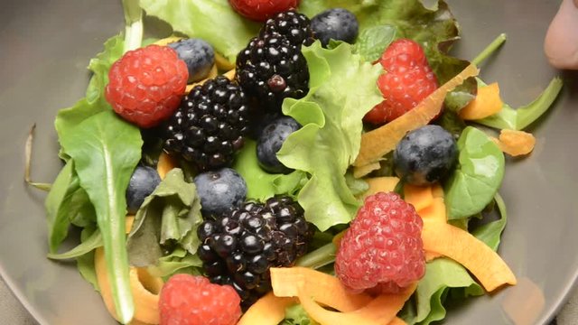 Salad with mixed berries Karışık meyveleri salata Insalata ai frutti di bosco Ensalada con mezcla de bayas Salat mit gemischten beeren Salade de petits fruits m&eacute;lang&eacute;s Salade met gemengde bessen