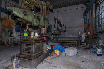 maschinen verlassener fabrik
