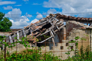 degraded building, the roof collapsed