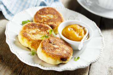 Cottage cheese pancakes with raisins and fruit sauce