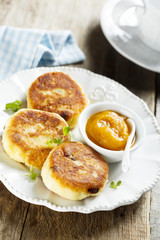 Cottage cheese pancakes with raisins and fruit sauce