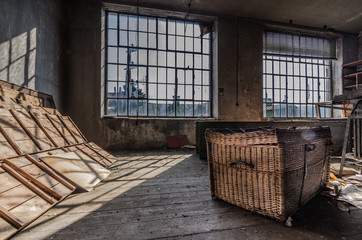 korb schatten von fenster in fabrik