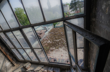 offenes fenster in fabrik