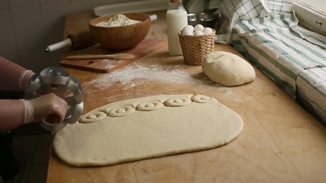 Cook makes billets donuts