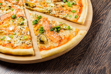 pizza on teh wood background