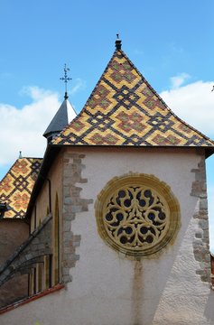 Rosace et toits polychromes traditionnels, Prieuré d'Ambierle