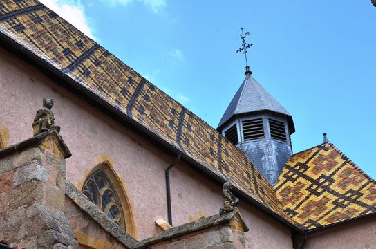 Gargouilles, clocher et toitures couvertes de tuiles verniss&eacute;es 