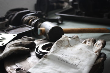 Hammer und Handschuh