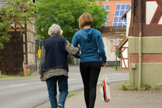 Seniorin mit Betreuerin