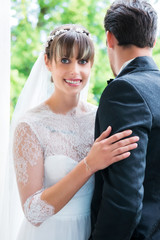 Glückliches Brautpaar bei der Hochzeit