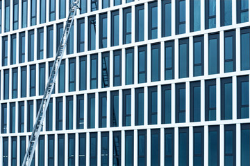 Hochhaus mit Außenlift Transport