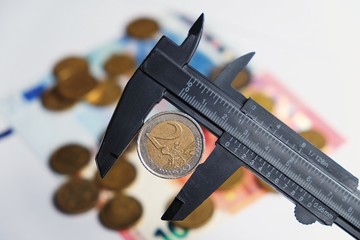 Measuring a 2 euros coin with a vernier tool