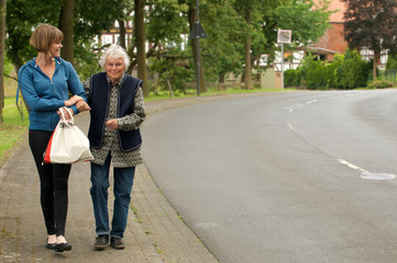 Seniorin mit Betreuerin