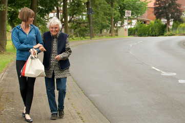 Seniorin mit Betreuerin