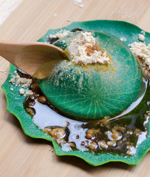 Water cake (the water drop dessert mochi "mizu shingen mochi" or