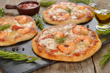 Mini pizza with shrimp and rosemary