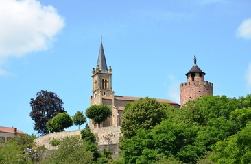 Fototapeta na wymiar Donjon du château et église sur le promontoire de l'ancienne cité médiévale du Crozet