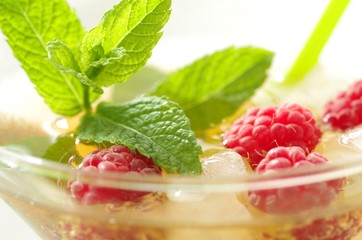 Eistee mit Minze und Himbeeren