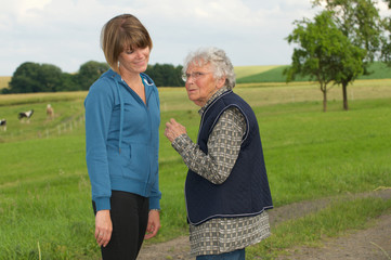 Seniorin mit Enkelin