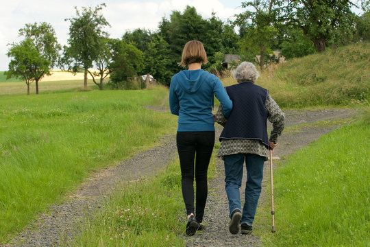 Junge Frau und Seniorin gehen spazieren