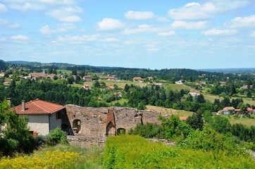 Fototapeta na wymiar Saint-Haon-le-Vieux depuis les remparts de la cité Médiévale