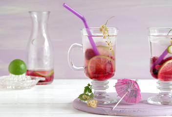 eisgekühlte Limonade mit verschiedenen Beeren und Limette