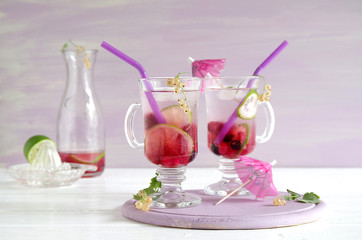 eisgekühlte Limonade mit verschiedenen Beeren und Limette