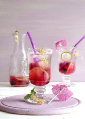 eisgekühlte Limonade mit verschiedenen Beeren und Limette