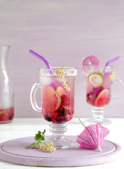 eisgekühlte Limonade mit verschiedenen Beeren und Limette