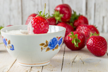 Спелая клубника на светлом деревянном фоне. Здоровое питание.