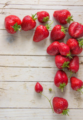 Спелая клубника на деревянном фоне.