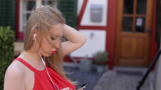 Young girl listening to music on your phone through the app