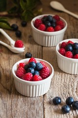 stampi in ceramica bianca con frutti di bosco