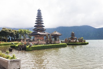 Obraz premium Holiday in Bali, Indonesia - Ulundanu Temple and Lake Beratan