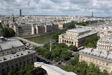 La place du Châtelet et les quais de l'île de la Cité à Paris, France 