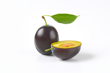 Obraz premium ripe blue plums