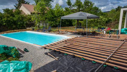 construction terrasse autour d'une piscine
