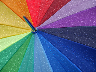 Bunter Regenschirm mit Regentropfen